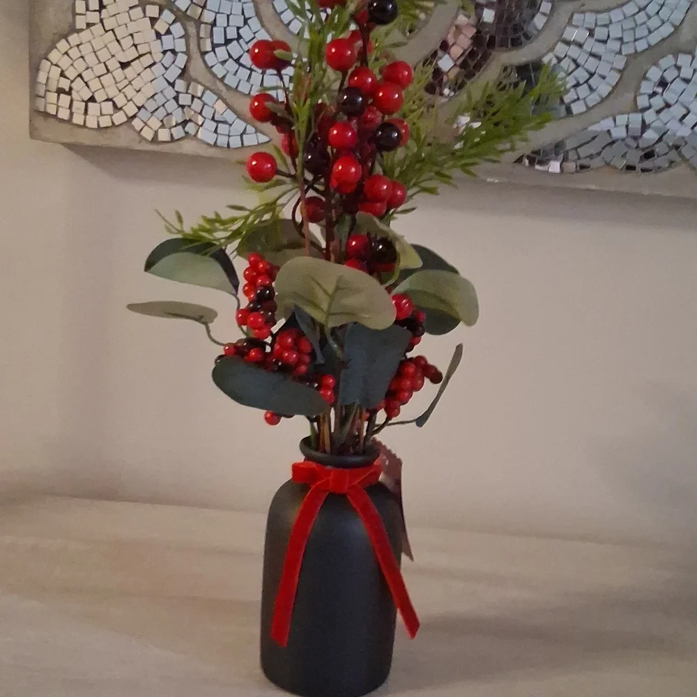 NWT Ashland Premade Red Berry & Greenery In Black Ceramic Vase!!